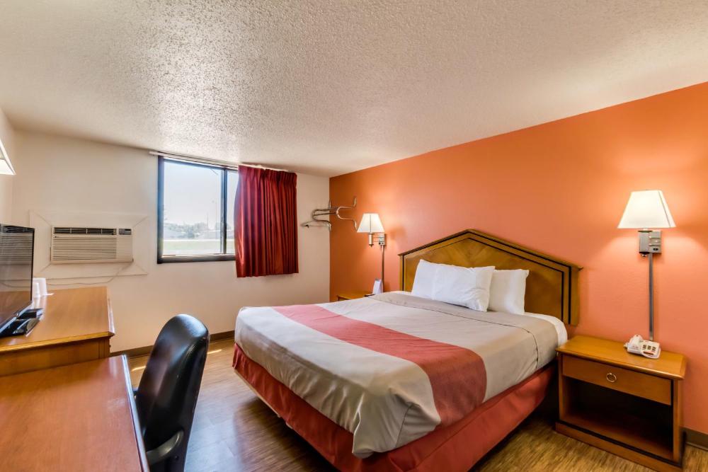King Room - Non-Smoking interior